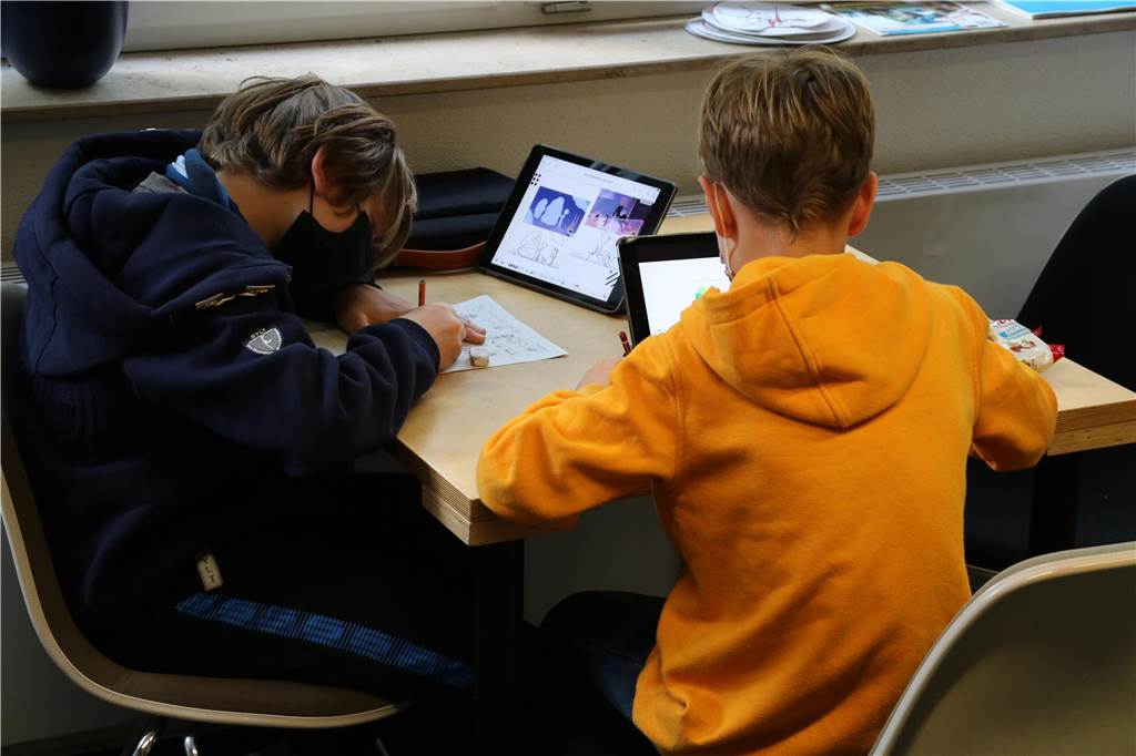 Zehn Jahre Kulturrucksack: Auch Kirchhellen ist wieder stark vertreten Zwei Jungen bei dem Workshop „Fotostory auf dem iPad" .