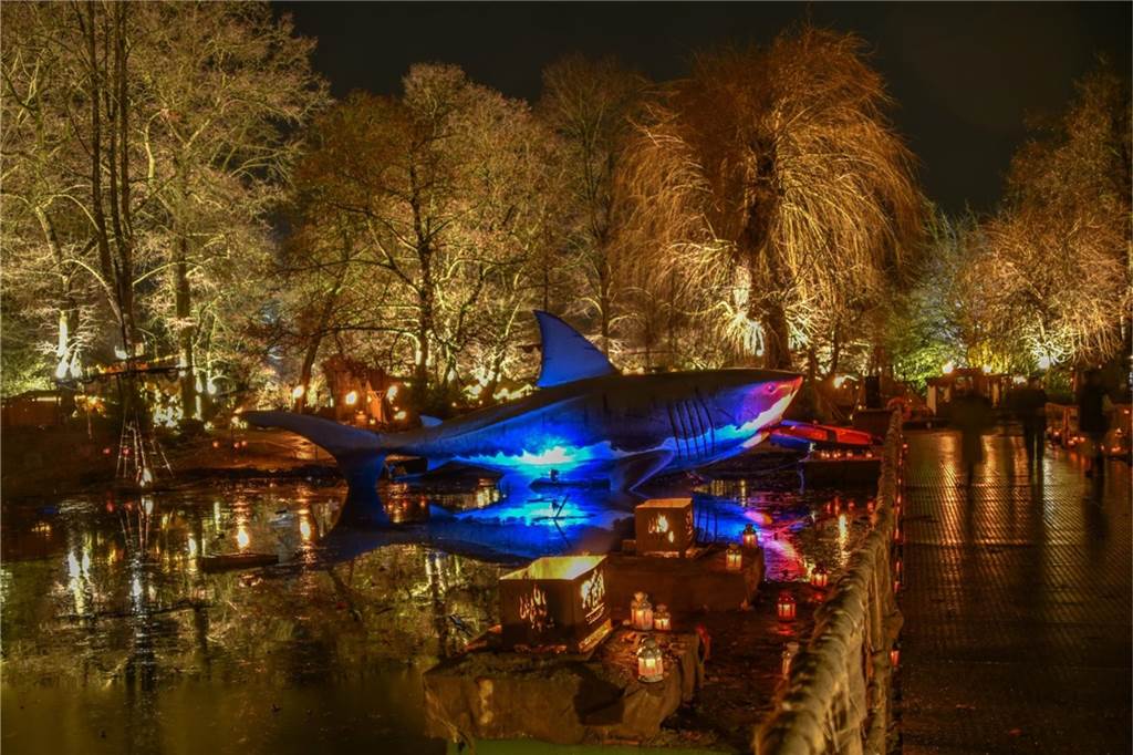 Fredenbaum-Weihnachtsmarkt erstmals mit Bühne im Riesen-Zelt Riesen-Hai beim Lichter-Weihnachtsmarkt im Fredenbaumpark.