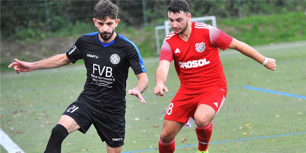 Verrücktes Landesliga-Spiel mit zwei Platzverweisen und drei Toren – ab der 87. Minute Bruno Falcone (re.) führt einen Zweikampf für den SC Berchum/Garenfeld.