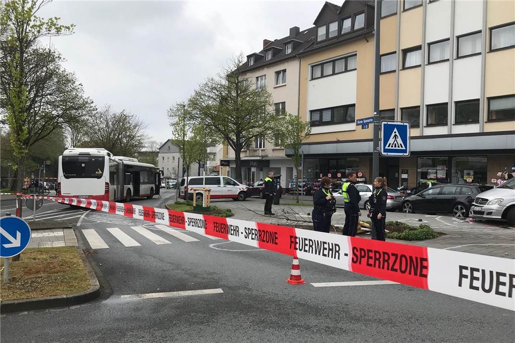 Schwerer Unfall am Hörder Bahnhof: Linienbus sorgt für ein Bild der Verwüstung Der Bereich rund um den Bahnhof ist am Samstag mit Flatterband abgesperrt.