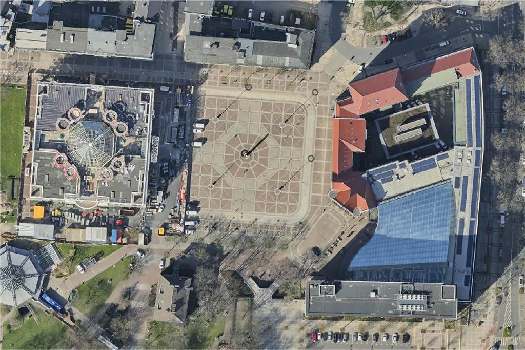 Der Bereich rund um den Friedensplatz im Jahr 2021. Gut zu erkennen ist hier die schon 2002 errichtete Berswordt-Halle mit ihrem markanten Glasdach. Sie verbindet das Alte Stadthaus mit dem Verwaltungsneubau aus den 50er-Jahren.