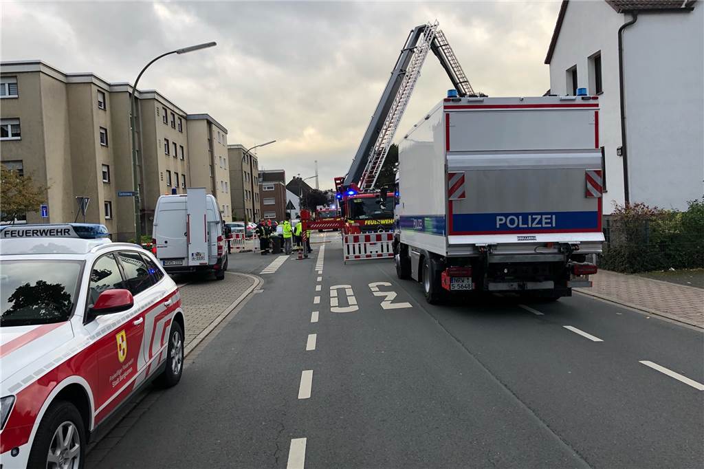 Geldautomat in Rünthe gesprengt – keine Beute, aber riesiger Schaden Der Bereich rund um die Sparkasse an der Rünther Straße war am frühen Morgen noch weiträumig abgesperrt.