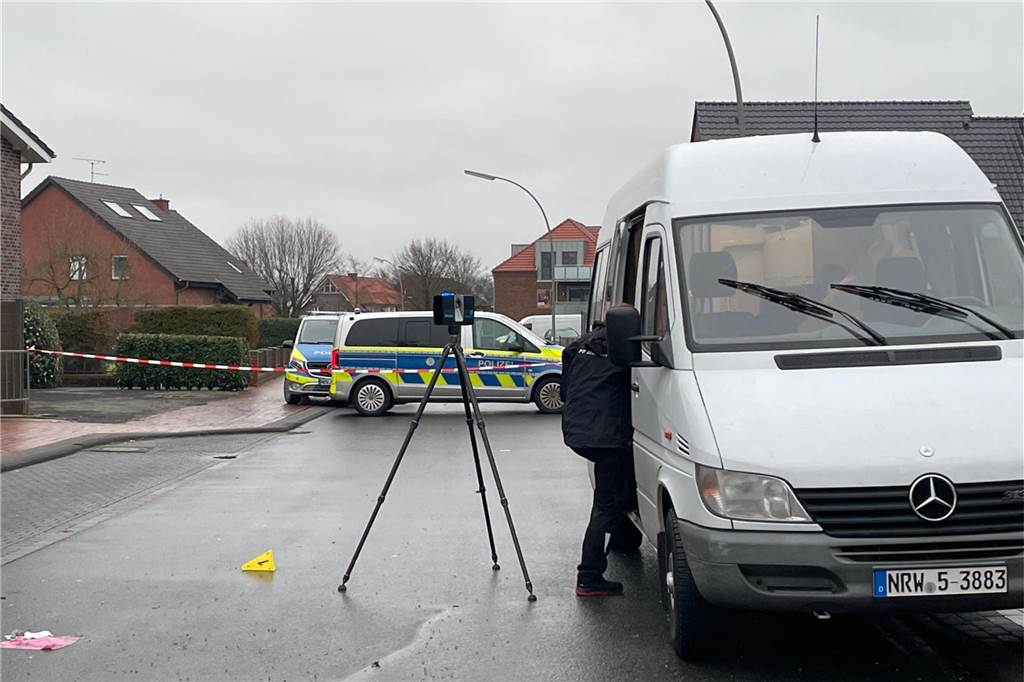 Geldautomat in Alstätte gesprengt: Polizei fahndet nach Tätern Der Bereich um den tatort ist abgesperrt. Die Spurensicherung ist im Einsatz.