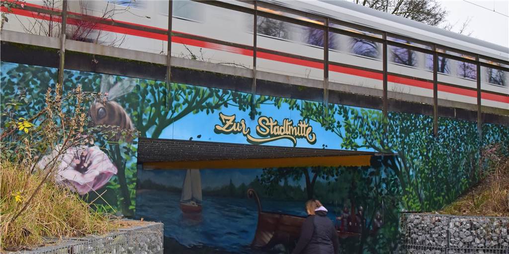 Stadt Haltern soll 1000 Euro Belohnung für Hinweise auf Graffiti-Sprayer geben Der Bereich um die Unterführung "Der See schlägt Wellen" wurde vom Künstlerduo "Tubuku" in Farbe getaucht – doch fremde Sprayer schmieren Graffiti-Tags und Botschaften darüber.