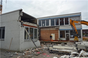 Der Bereich zwischen Schule und Turnhalle wird abgerissen.