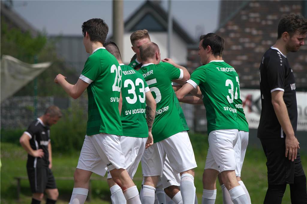 Der bereits feststehende Absteiger SV Bossendorf II lieferte sich einen echten Fight mit B2-Spitzenreiter FC Marl II, der am Ende mit 6:4 gewann.