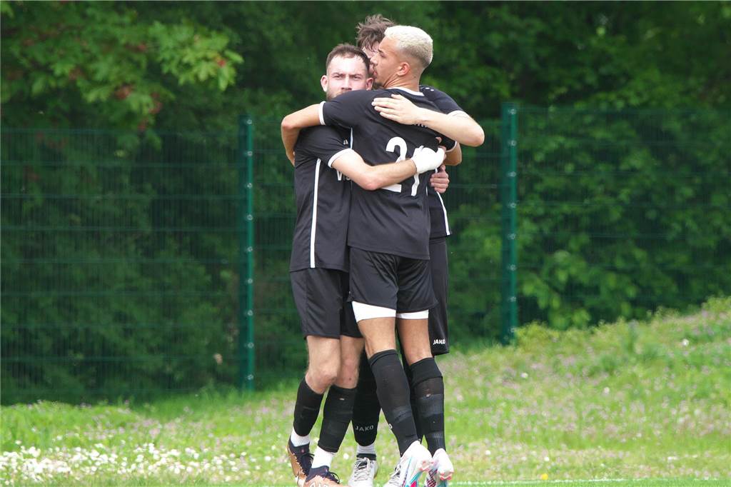 Der bereits feststehende Absteiger SV Bossendorf II lieferte sich einen echten Fight mit B2-Spitzenreiter FC Marl II, der am Ende mit 6:4 gewann.