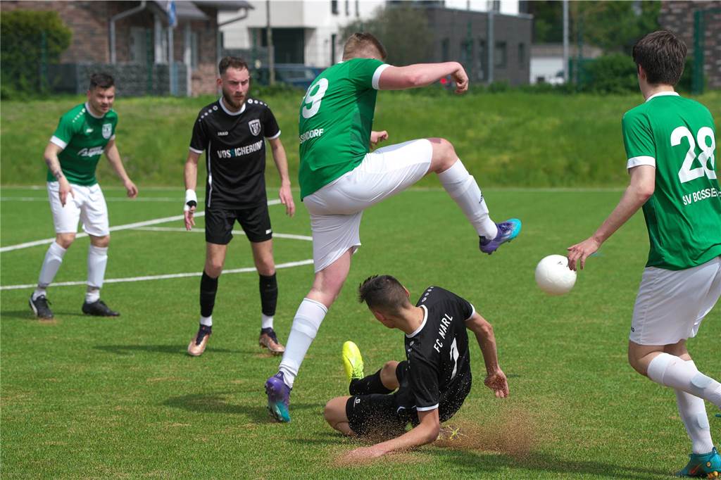 Der bereits feststehende Absteiger SV Bossendorf II lieferte sich einen echten Fight mit B2-Spitzenreiter FC Marl II, der am Ende mit 6:4 gewann.