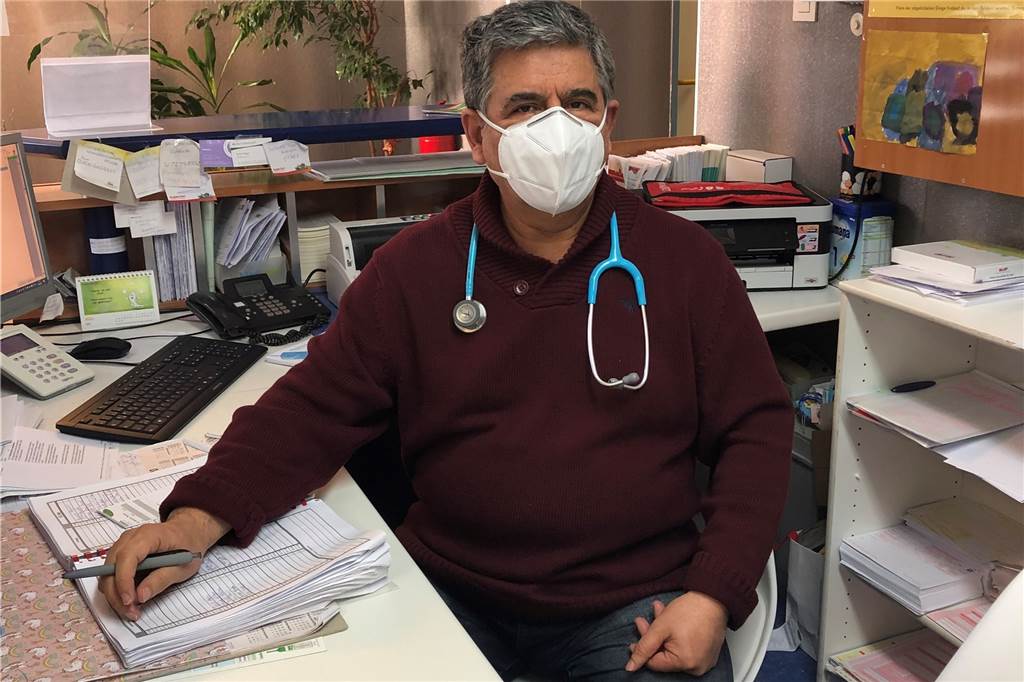 Kindern die Angst vor dem Corona-Schnelltest nehmen Der Bergkamener Kinderarzt Dr. Bayram Öztürk testet regelmäßig Kinder auf das Coronavirus. Bislang hat das auch gut geklappt. Doch manchmal fließen auch ein paar Tränen.