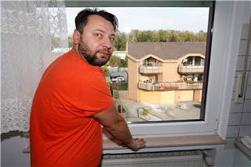 Der Bergkamener Lokman Ucman schaut aus seinem Küchenfenster auf die zerstörte Sparkassenfiliale an der Rünther Straße. Bei der Sprengung ist auch sein Auto stark beschädigt worden.