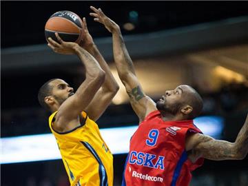 Der Berliner Akeem Vargas (l) im Duell mit Moskaus Aaron Jackson. Foto: Lukas Schulze