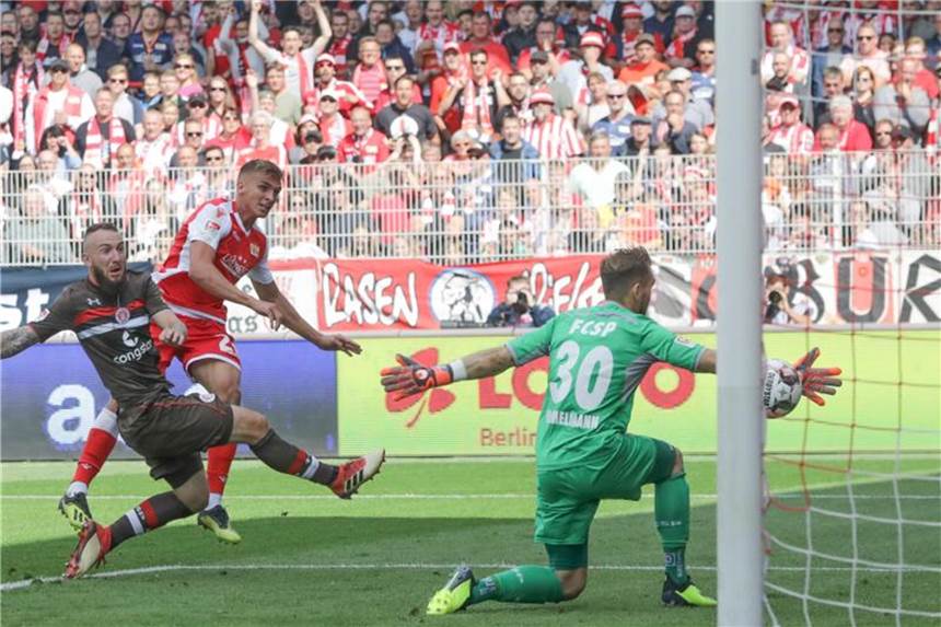 Union Berlin gewinnt Spitzenspiel gegen St. Pauli mit 4:1 Der Berliner Grischa Prömel (M.) trifft zum 1:0. Foto: Jörg Carstensen