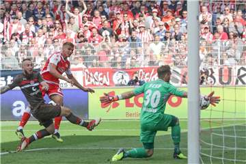 Der Berliner Grischa Prömel (M.) trifft zum 1:0. Foto: Jörg Carstensen