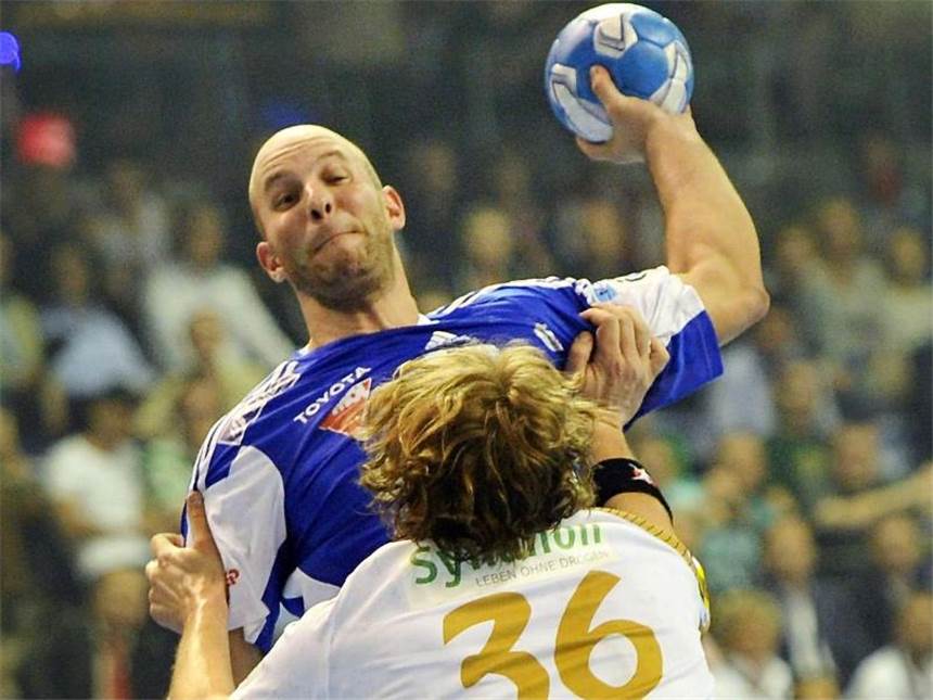 EHF-Pokal: Schwache Füchse müssen Finaltraum begraben Der Berliner Jesper Nielsen (v.) versucht Zsolt Balogh am Wurf zu hindern. Foto: Daniel Naupold