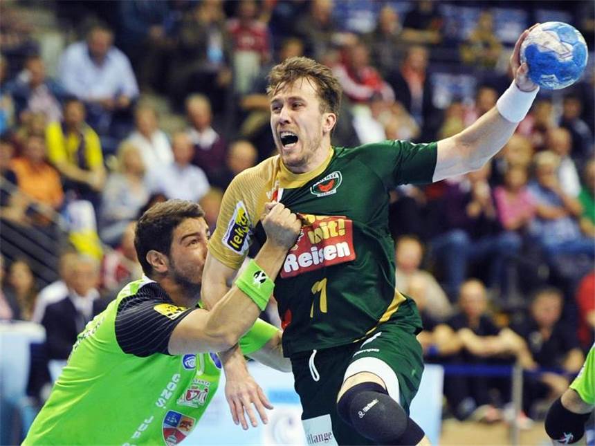 Füchse Dritter - Szeged gewinnt EHF-Pokal Der Berliner Markus Richwien (r) beim Torabschluss. Foto: Daniel Naupold