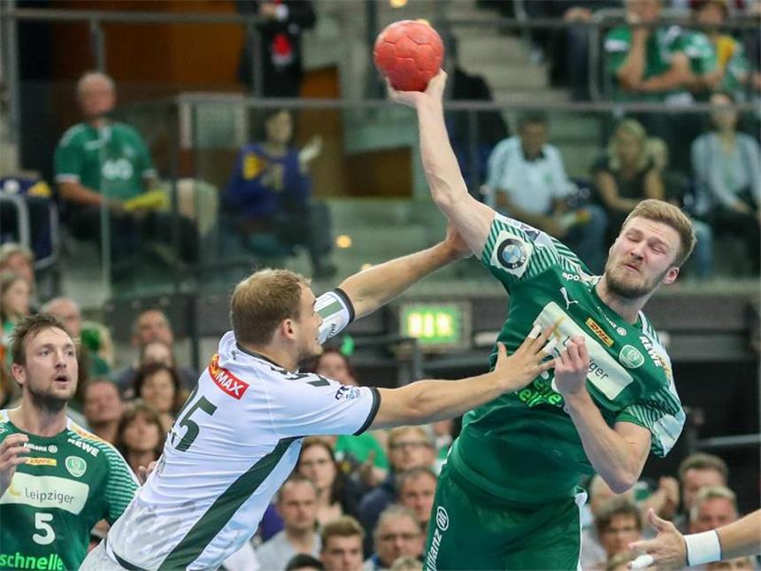 Löwen festigen Tabellenführung - Füchse auf Verfolgung Der Berliner Paul Drux (l) versucht einen Wurf des Leipzigers Philipp Weber zu verhindern. Foto: Jan Woitas