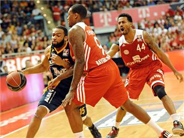 Der Berliner Reggie Redding (l) kommt nicht an den Bayern Deon Thompson (M.) und Bryce Taylor vorbei. Foto: Nicolas Armer