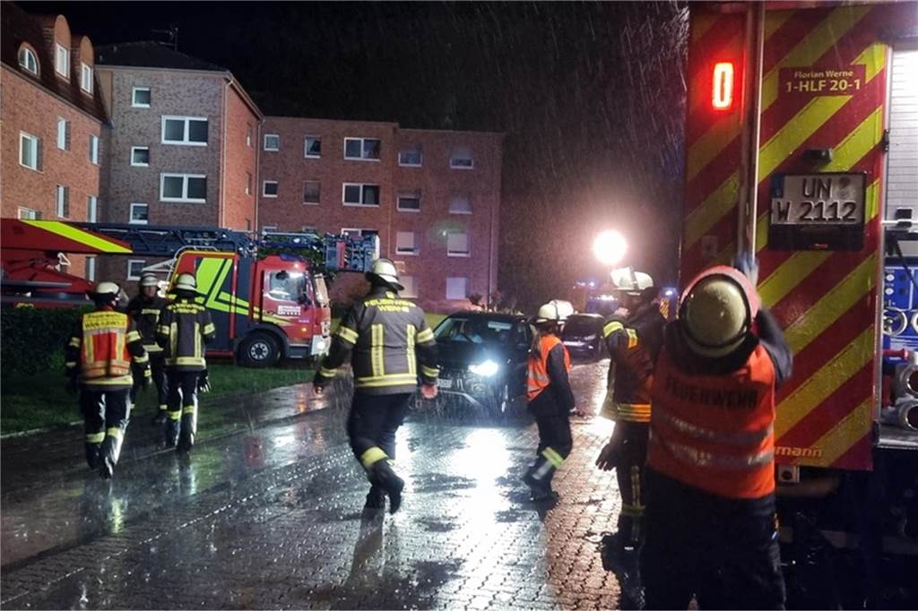 Feuerwehr-Einsatz: Katze vom Dach eines Mehrfamilienhauses gerettet Der besagte Balkon bzw. der Teil der Dachrinne befand sich auf der Rückseite eines Mehrfamilienhauses und war gut über einen Parkplatz mit der Drehleiter aus zu erreichen.