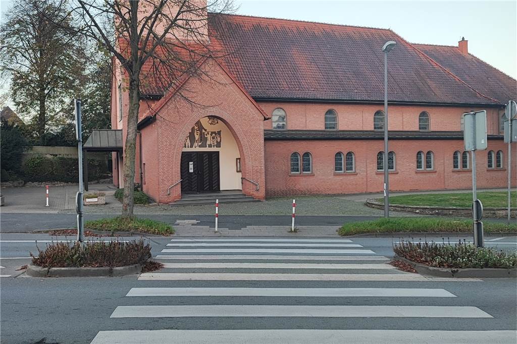 Stadt reagiert schnell: Bochumer Straße mit Tempo-Display entschärft Der besagte Zebrastreifen: Nur links befindet sich noch ein Baum. Ein ähnlich großer auf der rechten Seite wurde gefällt. Dadurch ist die Sicht nun frei.