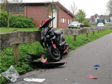 Der beschädigte Roller nach dem Unfall.