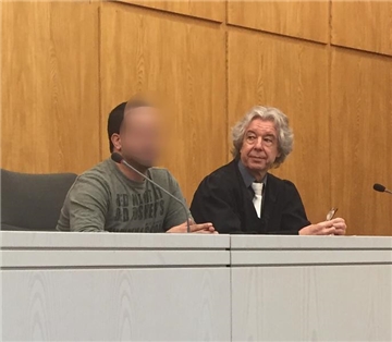 Der Beschuldigte neben seinem Verteidiger Rudolf Bockholt (rechts). 