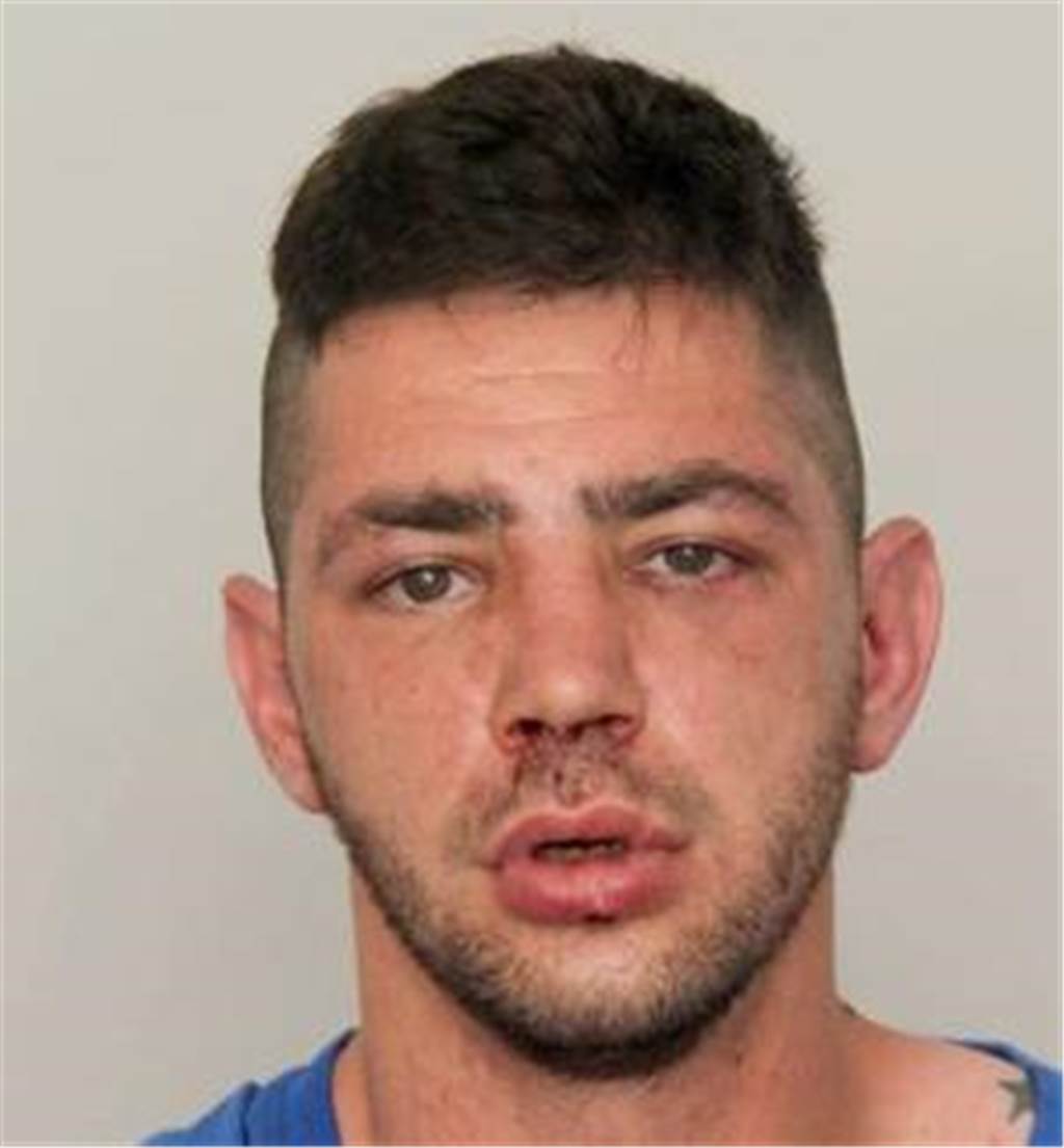 Mann stirbt nach Faustschlägen: Polizei sucht nach Krystian Denis Wieclawek Der Beschuldigte soll 1,75 Meter groß sein, mit schlanker Figur und Tattoos am linken Arm und an beiden Beinen, braune Augen und braune Haare haben.