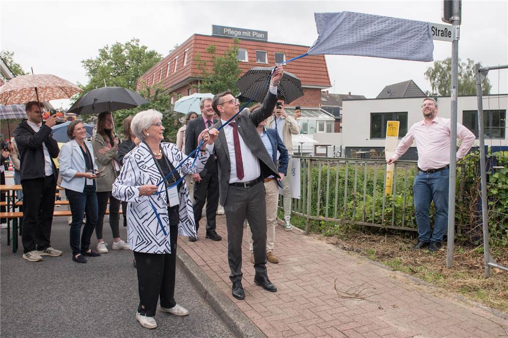 Bewegender Moment: Uferstraße wird nach Engelbert Sundermann benannt Das Straßenschild an der Mühlenbrücke wird enthüllt.