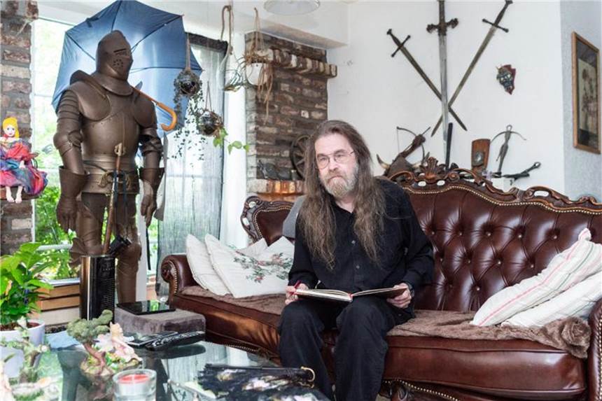 Millionenauflagen mit Fantasy: Wolfgang Hohlbein wird 65 Der Bestseller-Autor Wolfgang Hohlbein in seinem Wohnzimmer. Am 15. August wird er 65 Jahre alt. Foto: Christophe Gateau