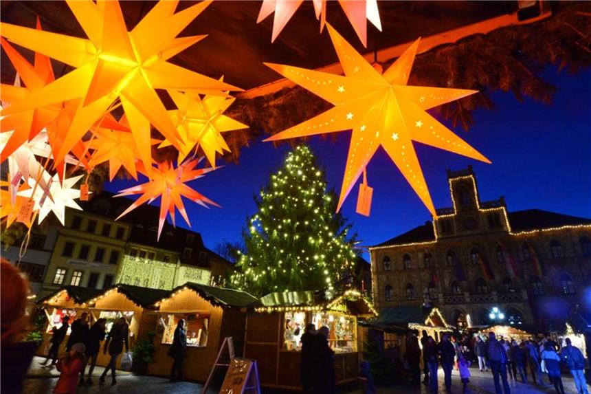 Für viele Advent ohne Weihnachtsmärkte kaum vorstellbar Der Besuch eines Weihnachtsmarkts gehört in der Adventszeit einfach dazu. Die meisten Deutschen wollen auch in diesem Jahr dorthin. Foto: Martin Schutt/dpa-Zentralbild