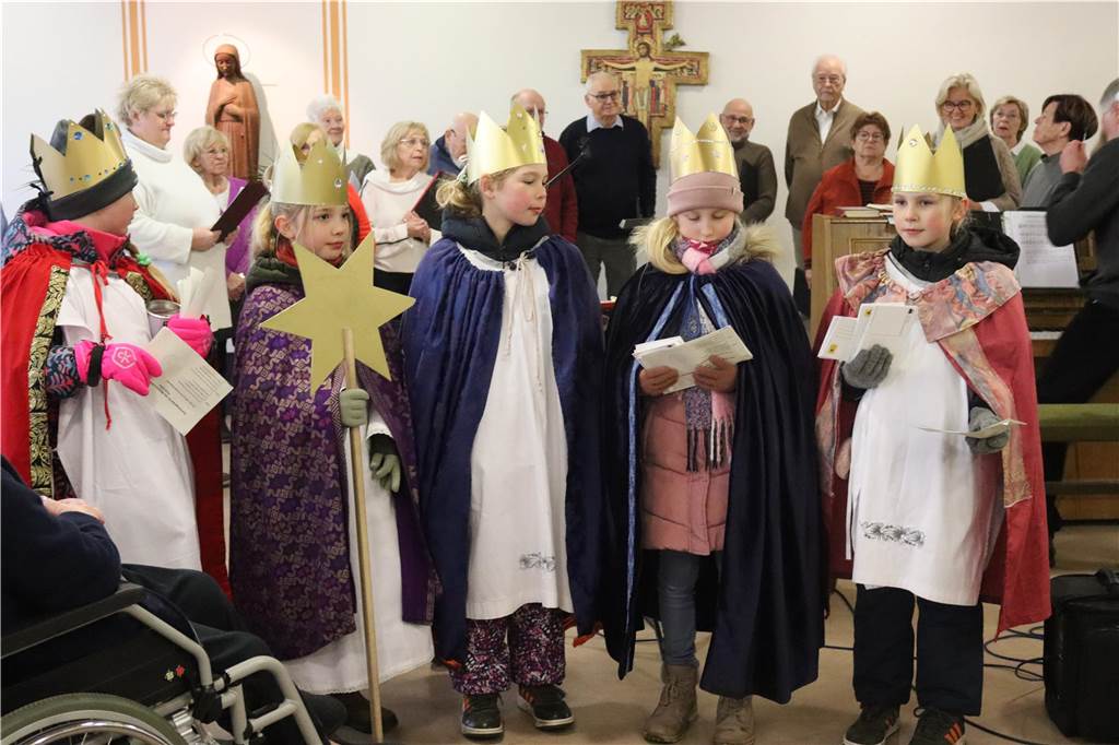 Unterwegs mit den Sternsingern: „Die Leute freuen sich, wenn wir singen“ Sternsinger im Marienheim