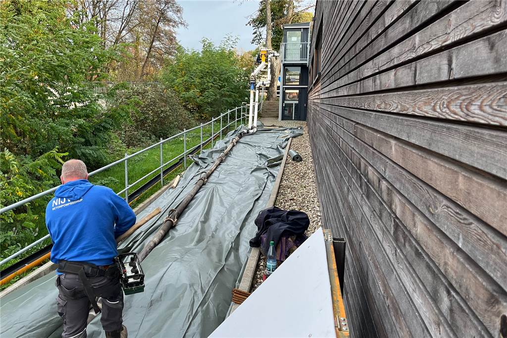 Strandallee war gesperrt wegen Beton-Arbeiten für den Steg der Möwe Lange Schläuche liegen entlang dem Bootshaus.