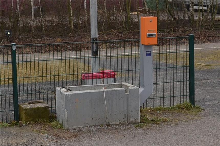 Diebe stehlen 300 Kilo schweren Automaten Der Betonsockel auf dem der Automat angebracht war.