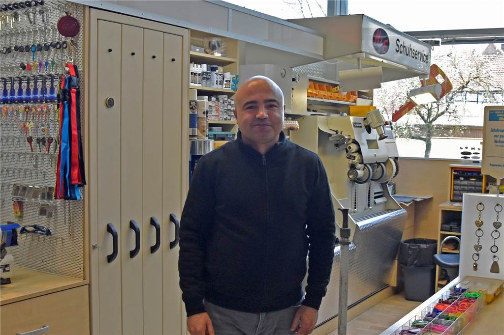 Ein Mieter reduziert seine Standorte: So ist der Stand im Horne-Center Hüseyin Ülger steht in seinem Schuh- und Schlüsseldienstgeschäft Glosz.