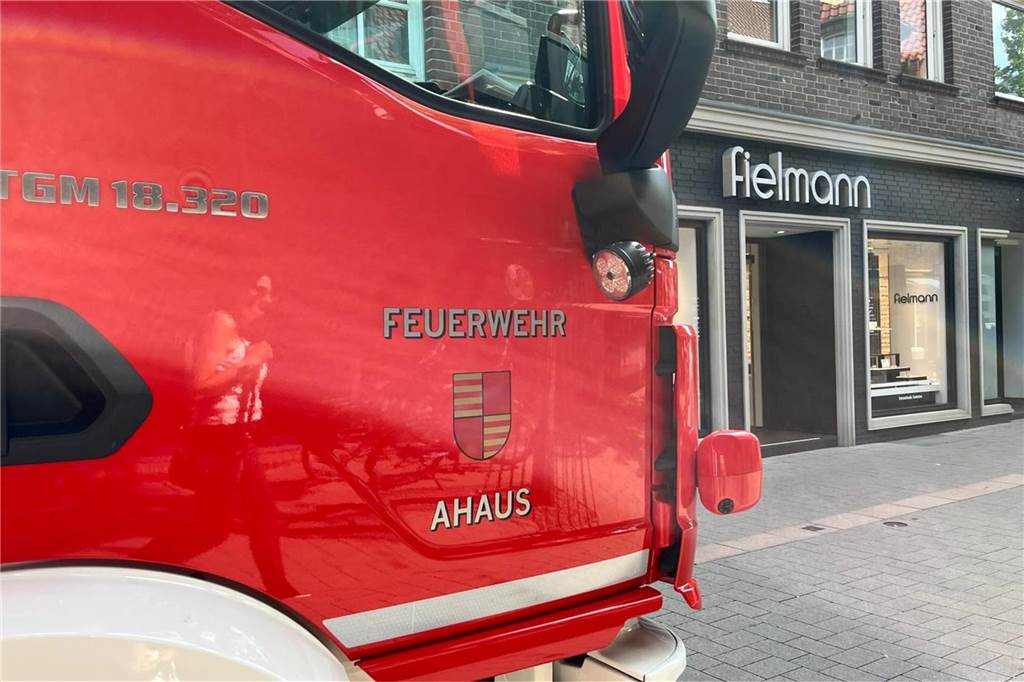 Einsatz in der Innenstadt: Feuerwehr rückt zu qualmender Powerbank aus Der Betrieb in der Filiale des Optikers ging während des Einsatzes ganz normal weiter. Gefahr bestand zu keiner Zeit.