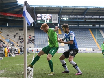 Der Bielefelder Christopher Nöthe (r) und Fabian Kalig aus Aue kämpfen um den Ball. Foto: Friso Gentsch