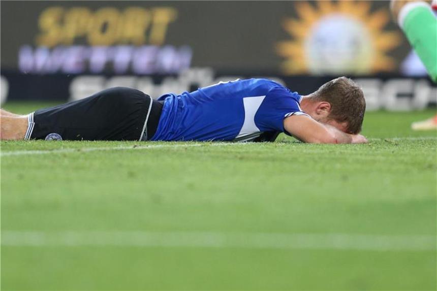 Bielefeld verliert gegen Ingolstadt mit 1:3 Der Bielefelder Fabian Klos liegt auf dem Rasen. Foto: Friso Gentsch