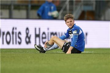 Der Bielefelder Patrick Weihrauch blickt nach hinten. Foto: Friso Gentsch