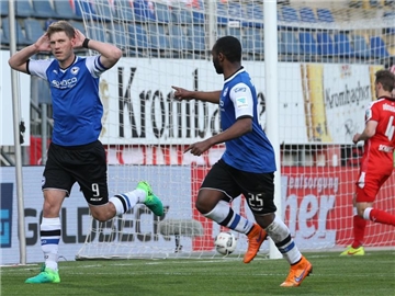 Der Bielefelder Torschütze Fabian Klos (l) feiert seinen Treffer zum 2:1 mit Reinhold Yabo. Foto: Friso Gentsch