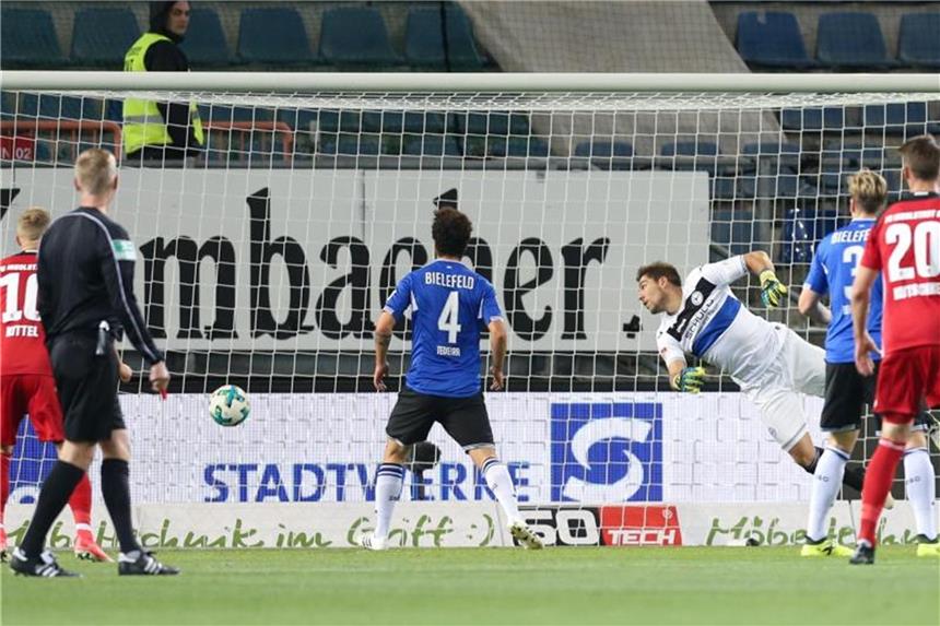 Ingolstadt weiter erfolgreich: 3:1-Sieg gegen Bielefeld Der Bielefelder Torwart Stefan Ortega (3.v.r.) kassiert den Treffer zum 1:0 für Ingolstadt. Foto: Friso Gentsch