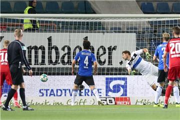 Der Bielefelder Torwart Stefan Ortega (3.v.r.) kassiert den Treffer zum 1:0 für Ingolstadt. Foto: Friso Gentsch