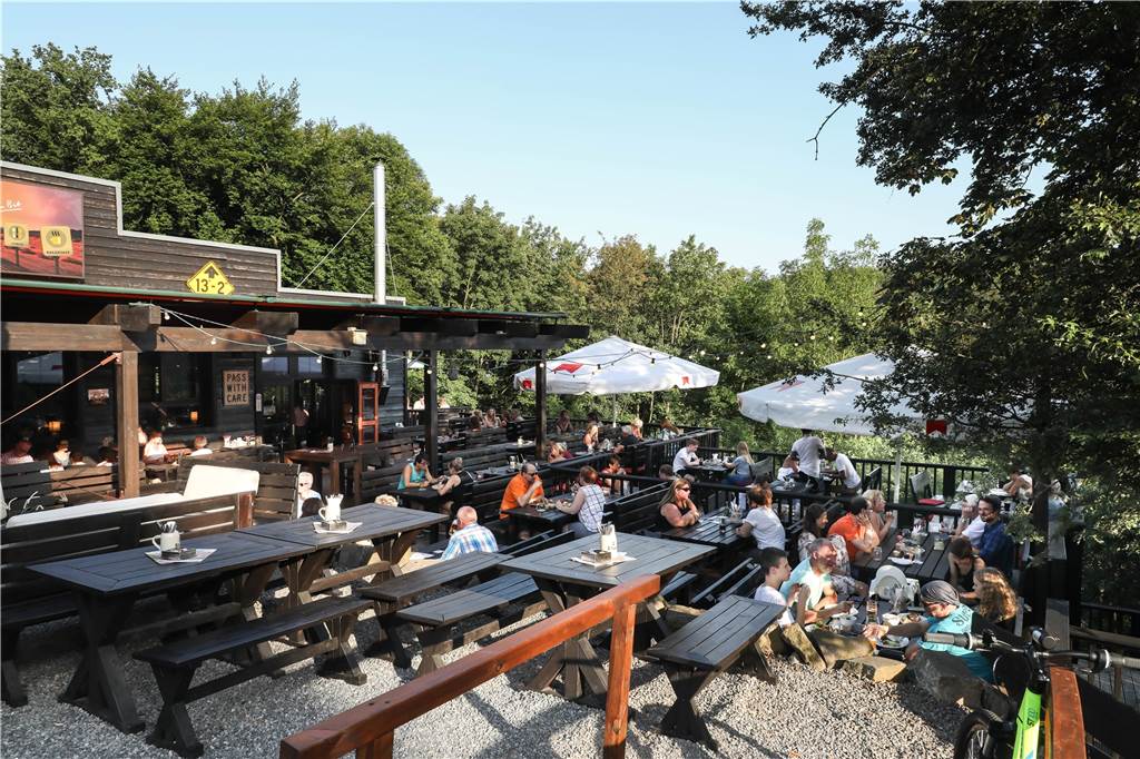 Restaurants in Dortmund fordern Lockdown-Ende - aber es gibt auch andere Stimmen Der Biergarten des Roadstop an der Hohensyburg (hier ein Bild von 2019) musste an den ersten warmen Wochenenden des Jahres geschlossen bleiben.