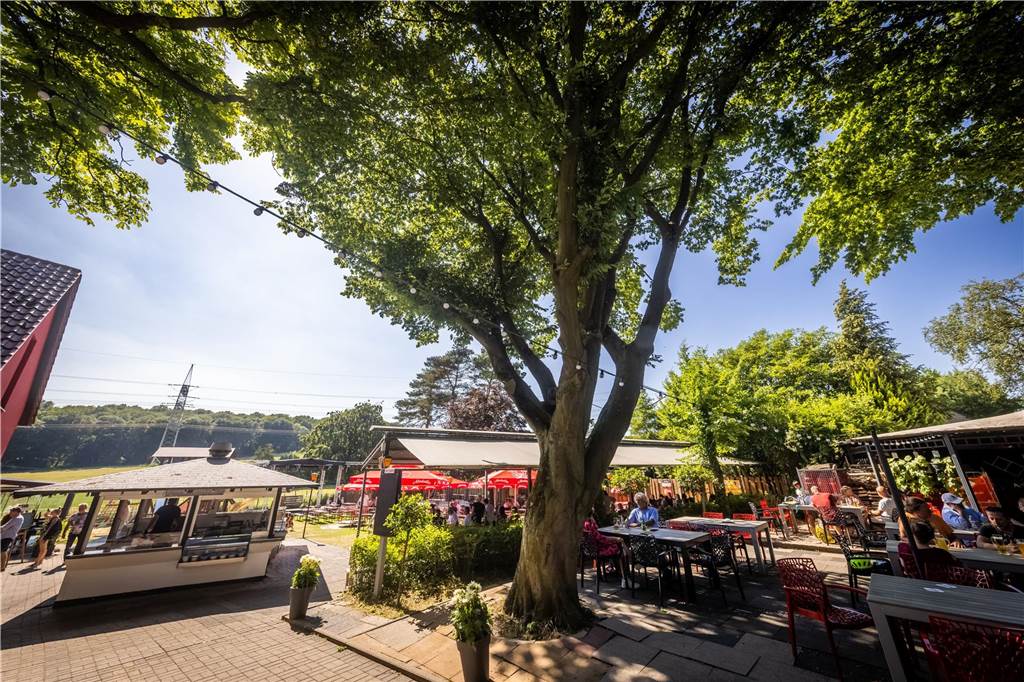 Tante Amanda im Biergarten-Check: Wohlfühloase mit großem Spielplatz Der Biergarten Tante Amanda ist sehr weitläufig und liegt mitten im Grünen - mit Blick auf eine Pferdekoppel.