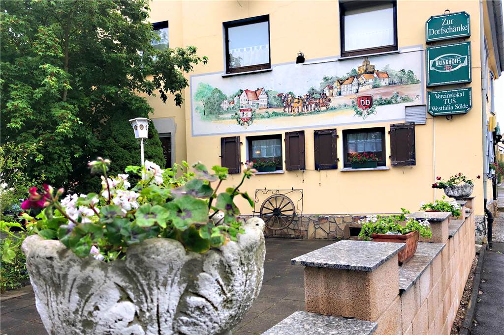 Die historische Dorfschänke in Sölde hat wieder geöffnet - mit einem neuen Pächter Der Biergarten wird für die Sommer-Saison wieder in Betrieb genommen