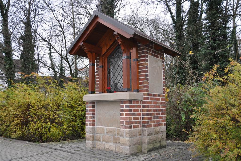Der Bildstock mit der Heiligen Barbara (l.) befindet sich unweit der Seilscheibe am Kreisverkehr am Hagen.