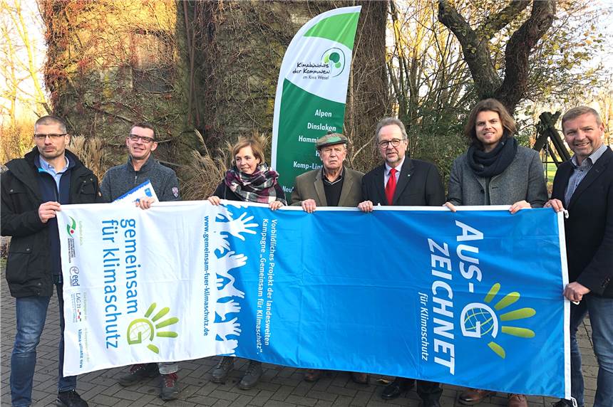 Am Biohof Deiters weht ab sofort die Klimaschutzflagge Der Biohof Deiters hat am Mittwoch die Klimaschutzflagge des Kreises verliehen bekommen. V.l.: Patrick Jordans (Firma Lemken), Klaus Deiters, Simone Deiters-Schwerthöfer, Leo Deiters, Ansgar Müller (Landrat), Thomas Heer (Klimaschutzmanager) und Bürgermeister Mike Rexforth.