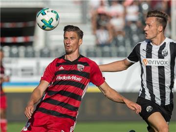 Der bis dato teuerste Transfer der 2. Bundesliga: Stefan Kutschke (l) vom FC Ingolstadt. Foto: Daniel Maurer