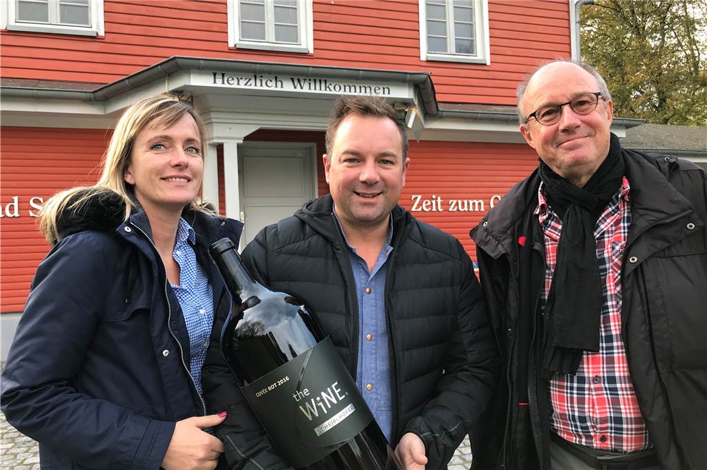 Inhaberwechsel: Die Parkbad-Süd-Gastronomie wird nun von einer Frau geleitet Der bisherige Inhaber Rainer Schorer und Philipp Walkenhorst, Vorsitzender des Vereins "Hände weg vom Stadtgarten", übergeben symbolisch die Verantwortung an die neue Inhaberin Marlen Kempf.