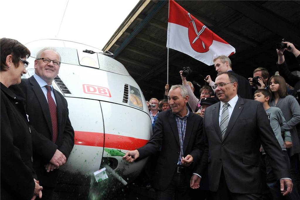 Schwerte wird zum ICE-Halt: Lokführer beweist handwerkliches Geschick Der bislang einzige planmäßige ICE-Halt am Bahnhof fand am 17. September 2011 statt, als der damalige Bürgermeister Heinrich Böckelühr (vorn, 3.v.l.) den Zug mit einer Zuckerguss-Sektflasche auf den Namen "Schwerte (Ruhr)" taufte.