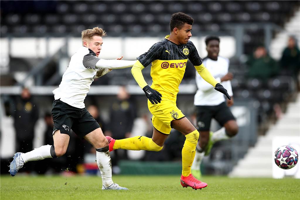 Youth League: BVB-Talente brennen auf den Start - und haben große Ziele Der bislang letzte Auftritt in der Youth League: Die U19 des BVB - hier mit Ansgar Knauff - beim 1:3 gegen Derby County.