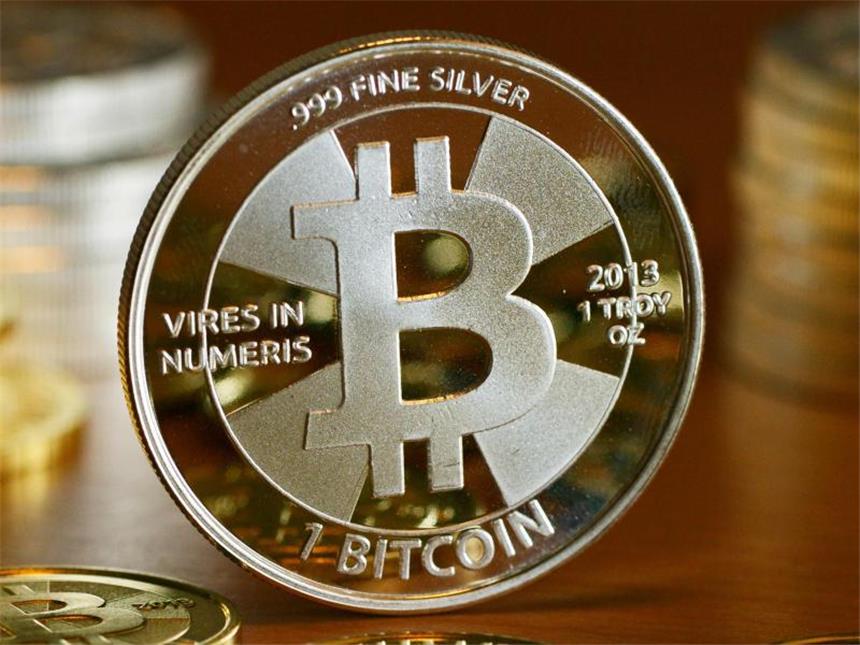 Der Bitcoin entstand vor knapp zehn Jahren. Bitcoins werden in Rechenprozessen erzeugt und auf Plattformen im Internet gegen klassische Währungen gehandelt. Foto: Jens Kalaene/Archiv